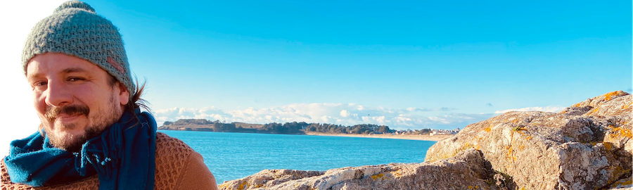 Pierre bord de mer